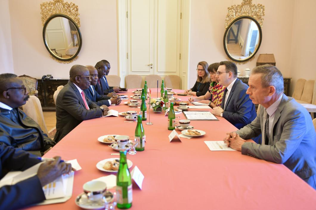 Ministr Lipavský diskutoval bezpečnostní výzvy v Evropě a v Sahelu s ministrem národní bezpečnosti Ghanské republiky