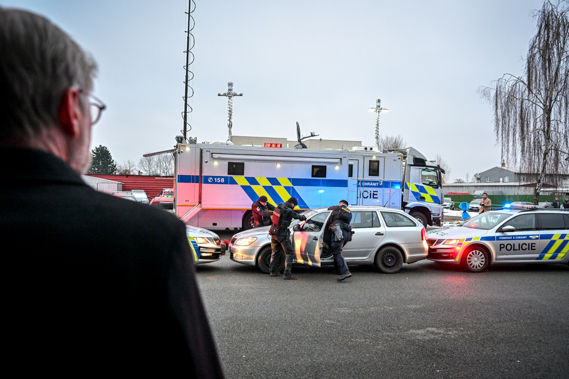 Premiér Petr Fiala navštívil pohotovostní motorizovanou jednotku a Národní operační centrum Policie ČR