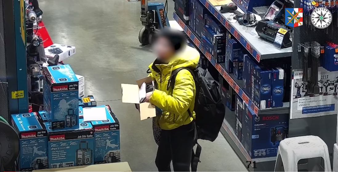 Žena byla natočena bezpečnostní kamerou při krádeži v hobby marketu v Olomouci